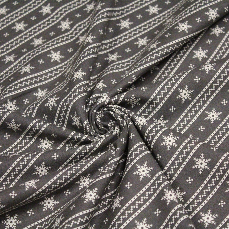 Tissu de coton de Noël scandinave aux flocons de neige écrus, fond gris - tissuspipi.com