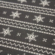 Tissu de coton de Noël scandinave aux flocons de neige écrus, fond gris - tissuspipi.com