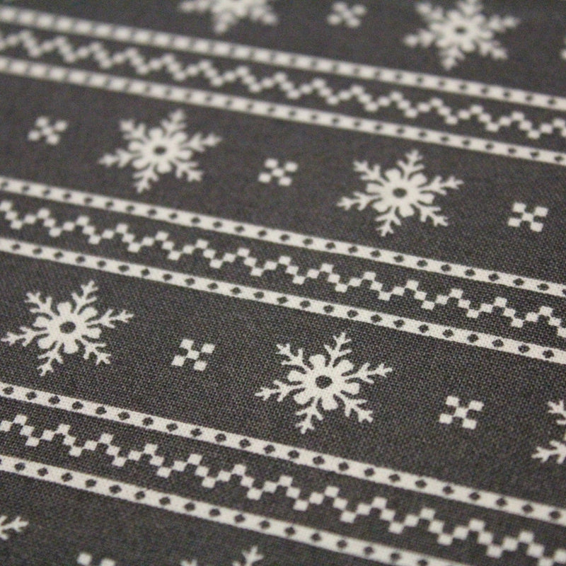 Tissu de coton de Noël scandinave aux flocons de neige écrus, fond gris - tissuspipi.com