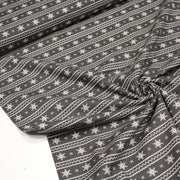 Tissu de coton de Noël scandinave aux flocons de neige écrus, fond gris - tissuspipi.com