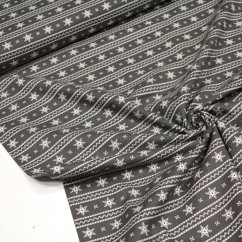 Tissu de coton de Noël scandinave aux flocons de neige écrus, fond gris - tissuspipi.com