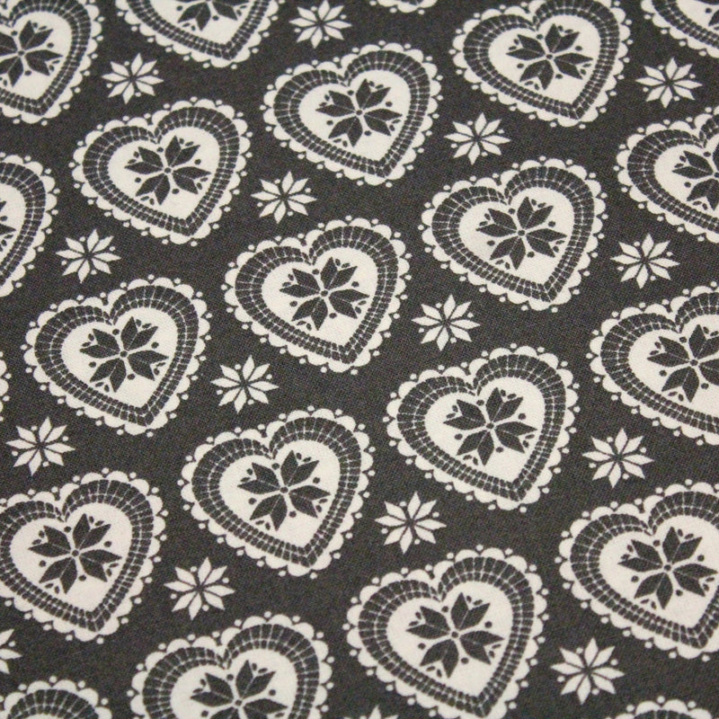 Tissu de coton de Noël scandinave aux cœurs & étoiles de neiges écrus, fond gris - tissuspipi.com
