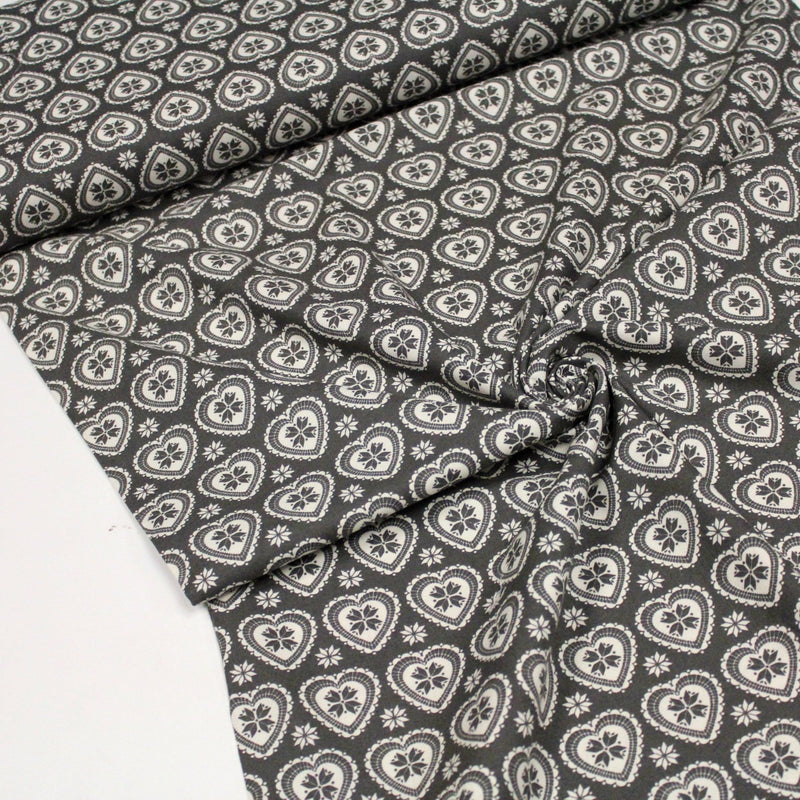 Tissu de coton de Noël scandinave aux cœurs & étoiles de neiges écrus, fond gris - tissuspipi.com