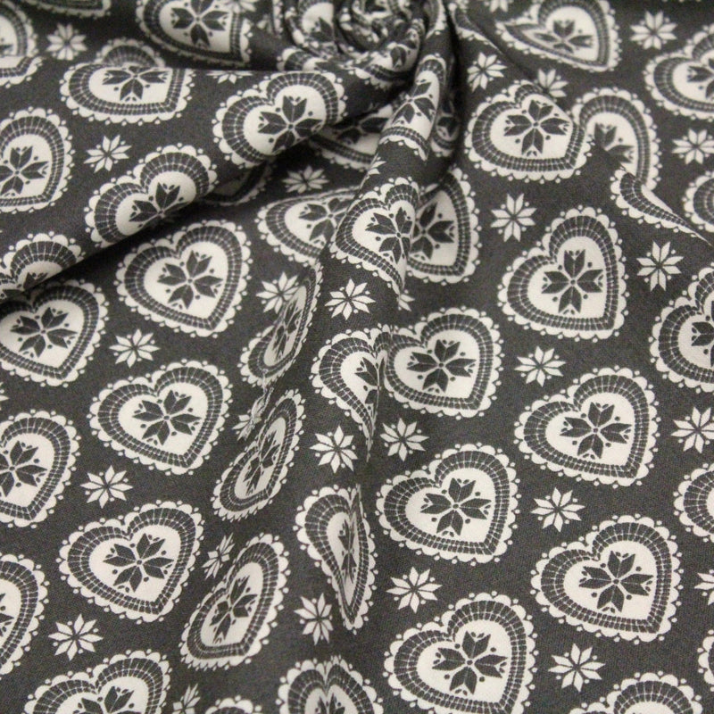 Tissu de coton de Noël scandinave aux cœurs & étoiles de neiges écrus, fond gris - tissuspipi.com