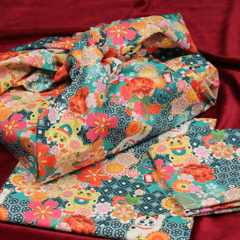 Tissu cotonnade motif traditionnel japonais au chat porte bonheur maneki - neko & fleurs - Le tissu parfait pour les furoshiki ! - tissuspipi.com