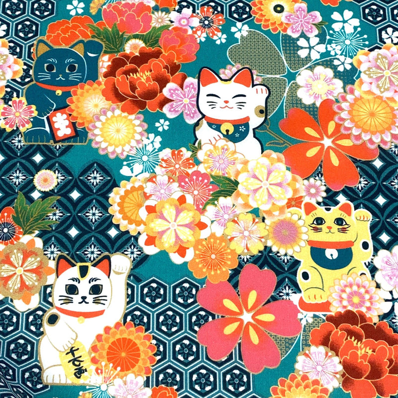 Tissu cotonnade motif traditionnel japonais au chat porte bonheur maneki - neko & fleurs - Le tissu parfait pour les furoshiki ! - tissuspipi.com