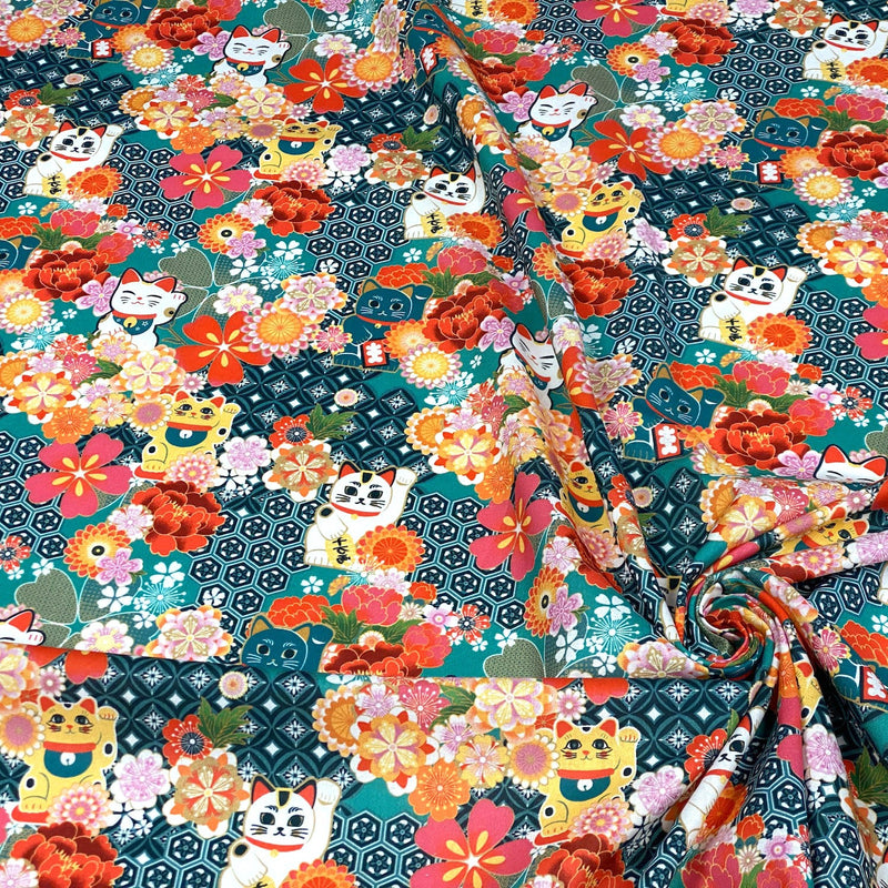 Tissu cotonnade motif traditionnel japonais au chat porte bonheur maneki - neko & fleurs - Le tissu parfait pour les furoshiki ! - tissuspipi.com