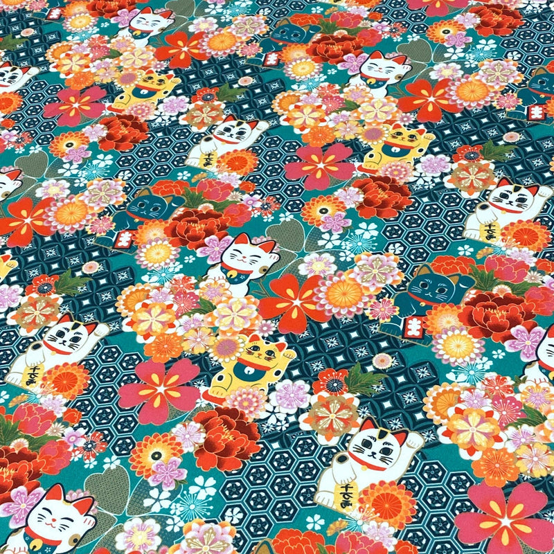 Tissu cotonnade motif traditionnel japonais au chat porte bonheur maneki - neko & fleurs - Le tissu parfait pour les furoshiki ! - tissuspipi.com