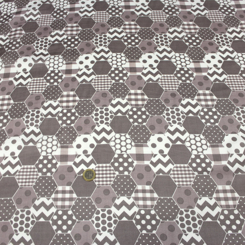 Tissu popeline de coton aux hexagones à pois, à carreaux, tons taupes & blancs - tissuspipi.com