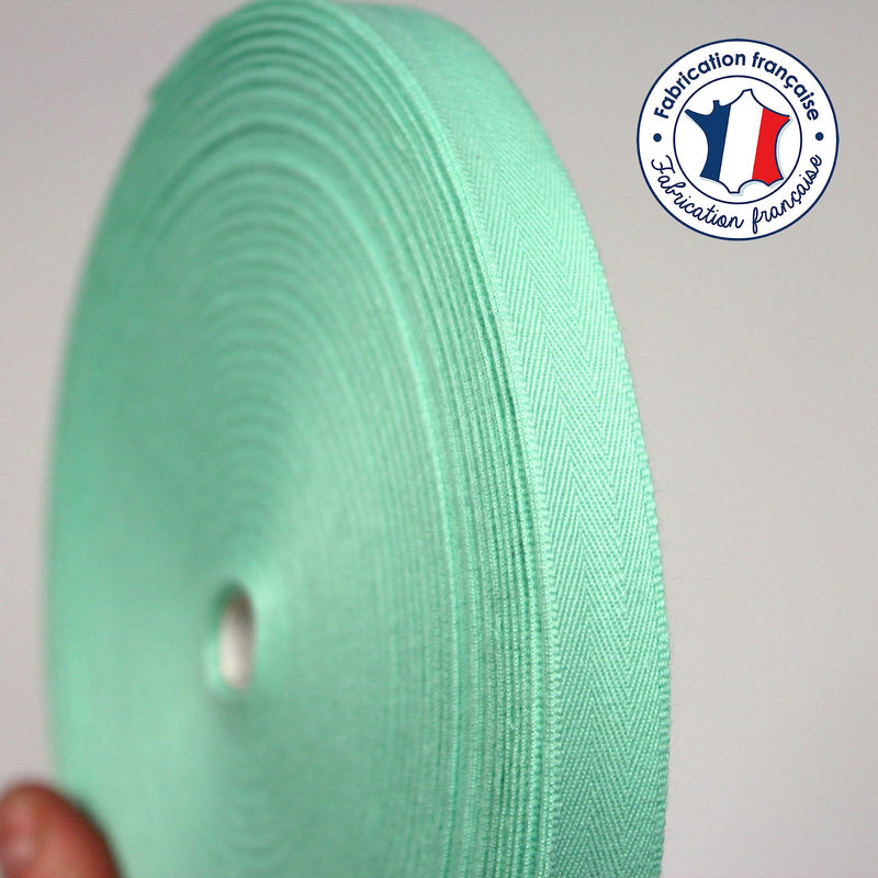 Ruban sergé de coton vert amande 15mm - Galette de 50 mètres - Fabrication française - tissuspipi.com